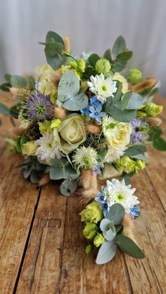 Brautstrauß-natur-wiesig- weiß-hellblau